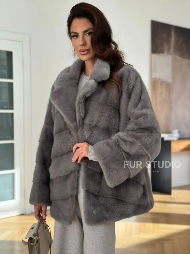 Короткая шуба с английским воротником в сером цвете