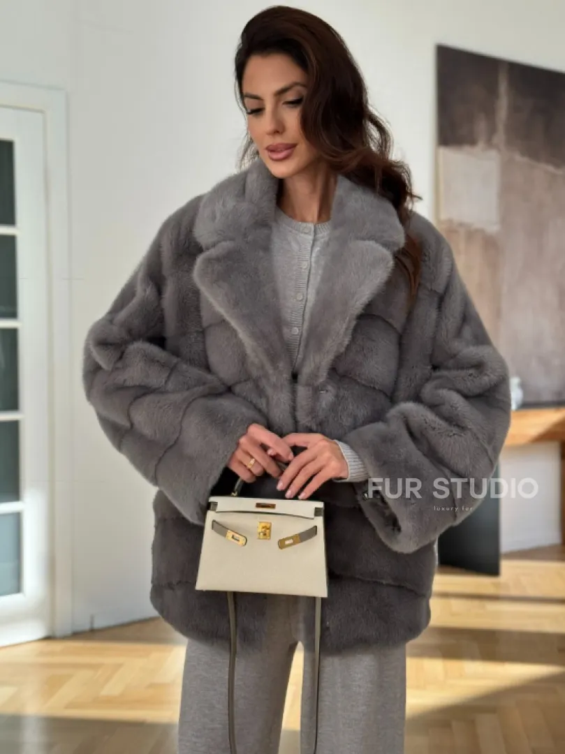 Короткая шуба с английским воротником в сером цвете