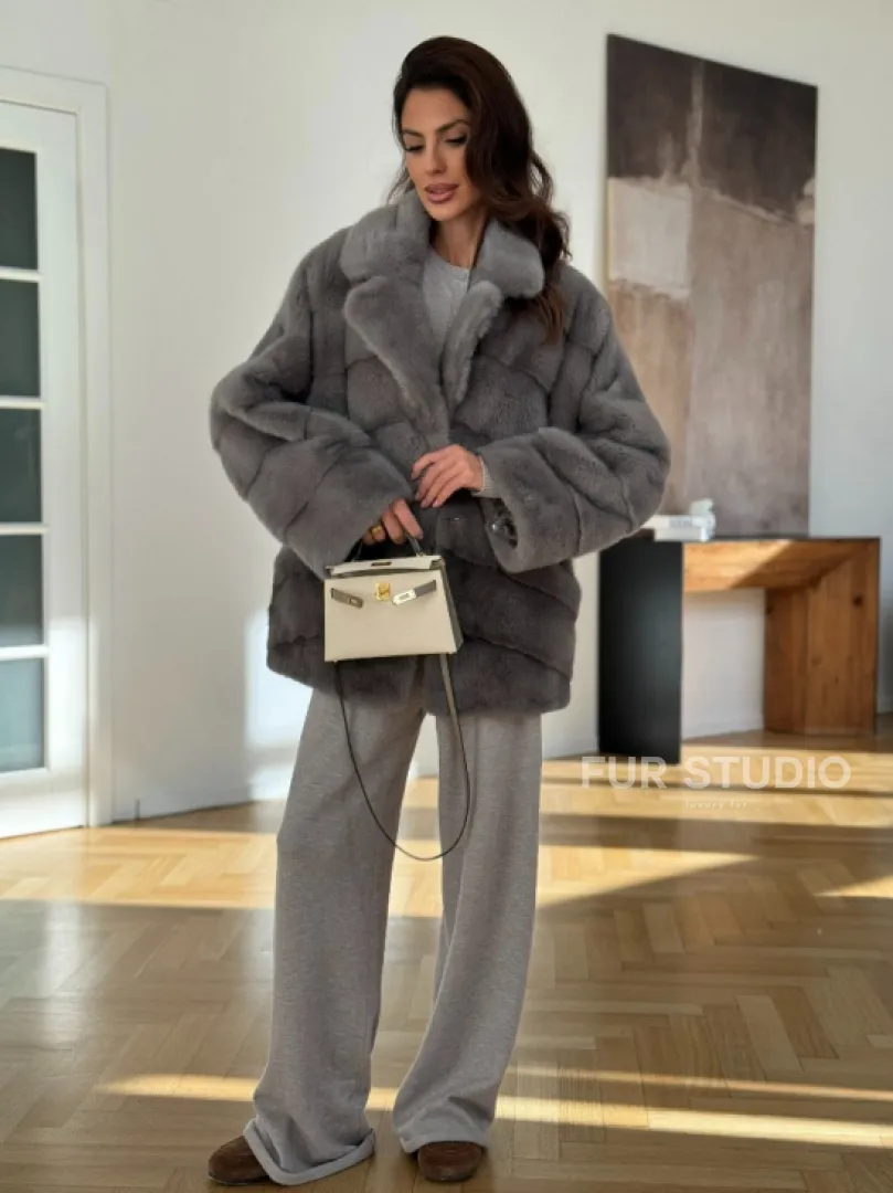 Короткая шуба с английским воротником в сером цвете