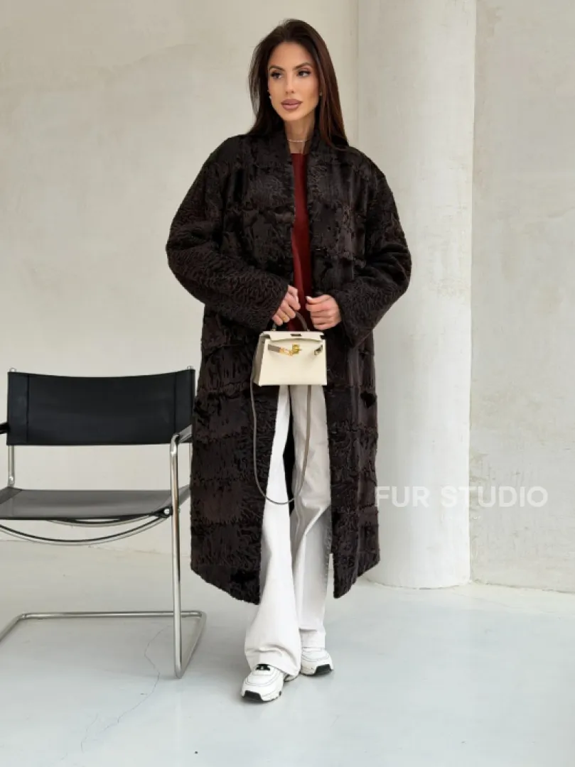 Шуба длинная из меха каракульчи в натурально-коричневом цвете