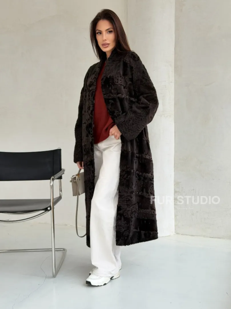 Шуба длинная из меха каракульчи в натурально-коричневом цвете