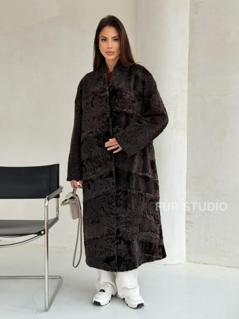 Шуба длинная из меха каракульчи в натурально-коричневом цвете