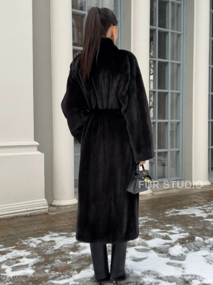 Шуба из аукционного меха норки SAGA FURS в натуральном коричневом цвете