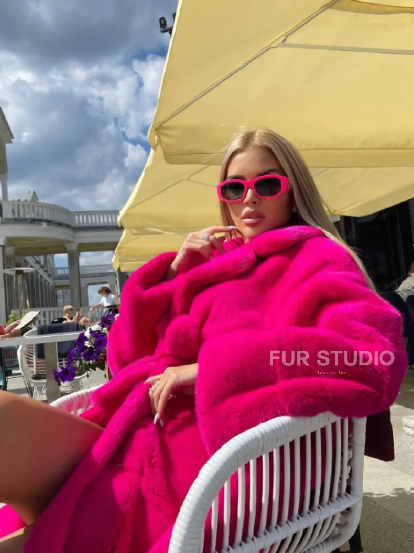 Норковая шуба в цвете фуксия длинная