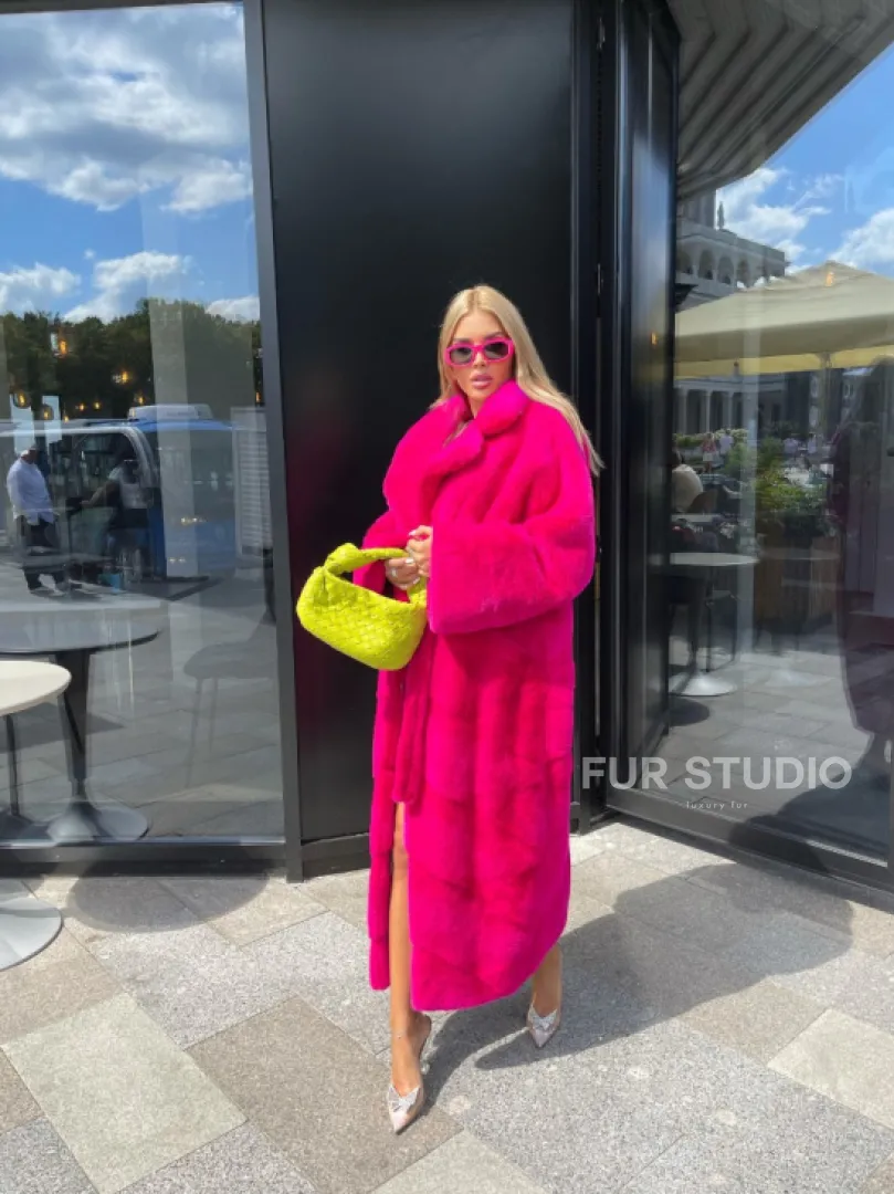 Норковая шуба в цвете фуксия длинная