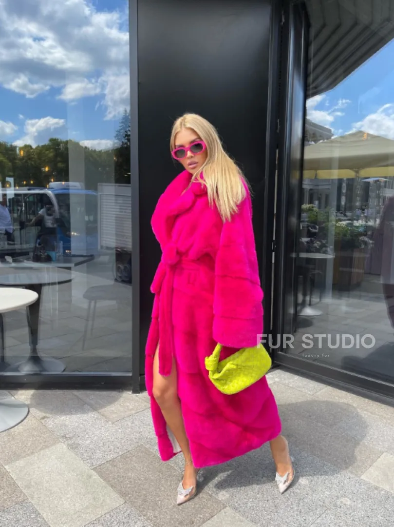 Норковая шуба в цвете фуксия длинная