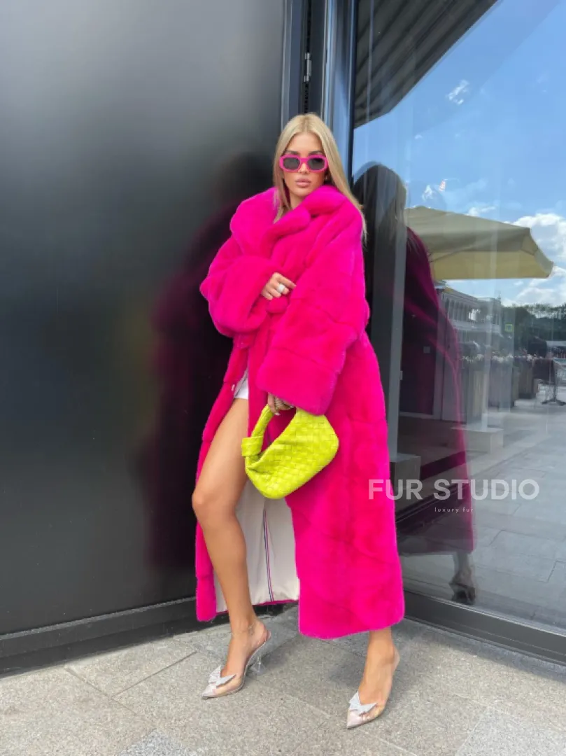 Норковая шуба в цвете фуксия длинная