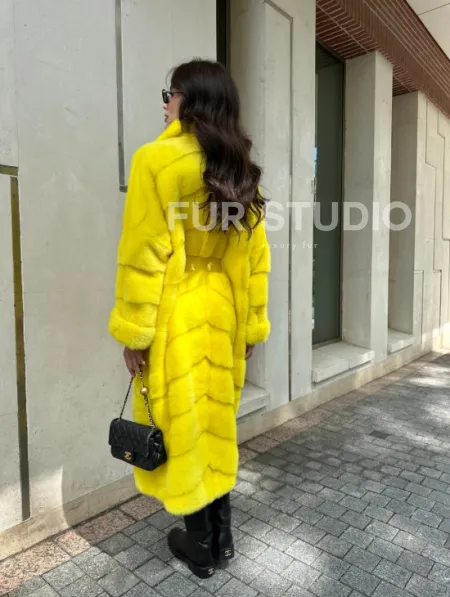 Шуба из меха норки в лимонном цвете - фото 1