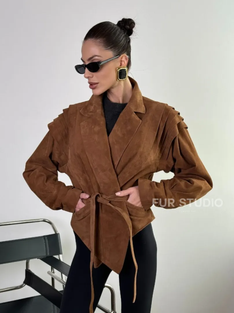 Модная приталенная куртка с плечиками - крылышками из замши Camel