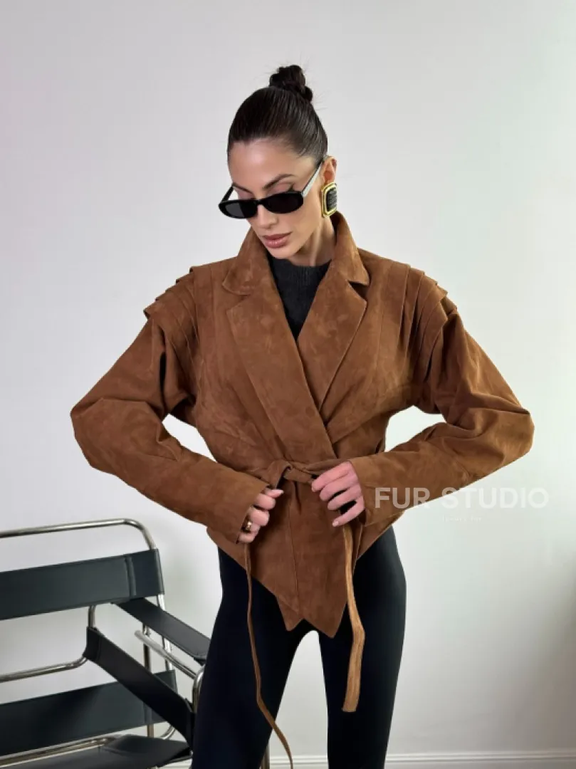 Модная приталенная куртка с плечиками - крылышками из замши Camel