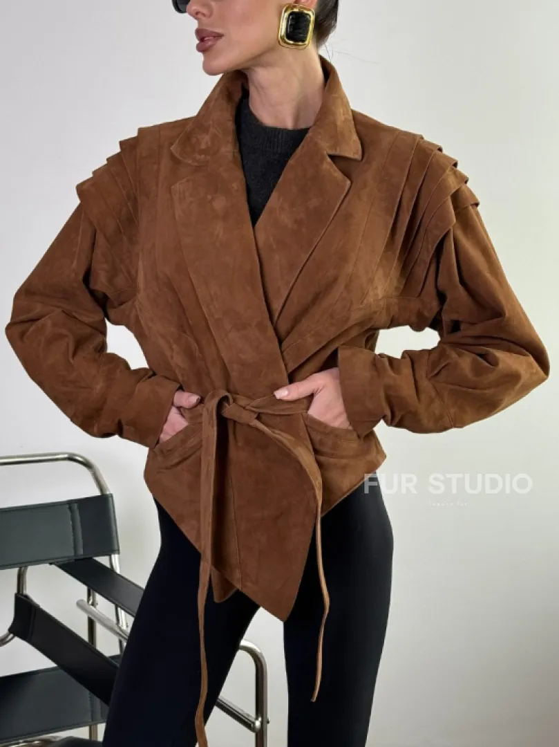 Модная приталенная куртка с плечиками - крылышками из замши Camel