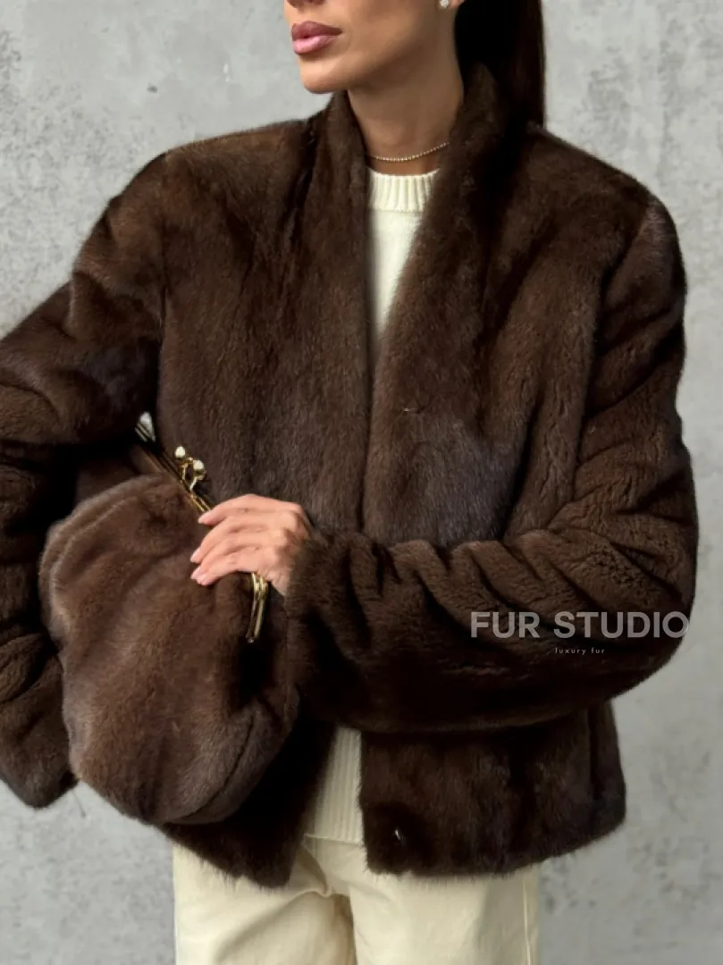 Меховой кроп - жакет из норки цвета соболь с V-образным воротником