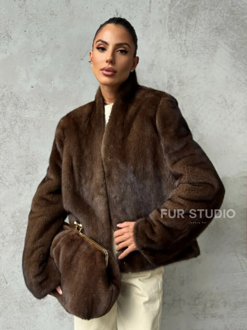 Меховой кроп - жакет из норки цвета соболь с V-образным воротником