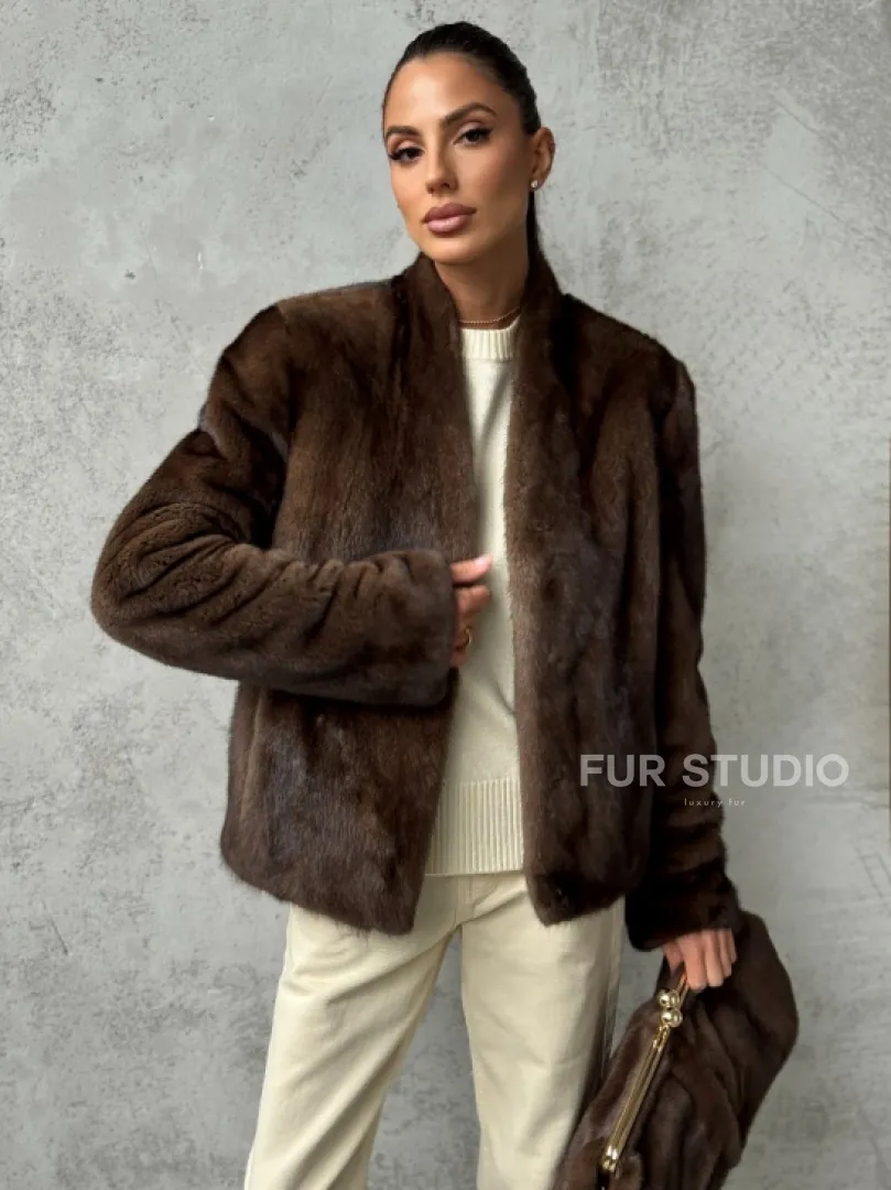 Меховой кроп - жакет из норки цвета соболь с V-образным воротником