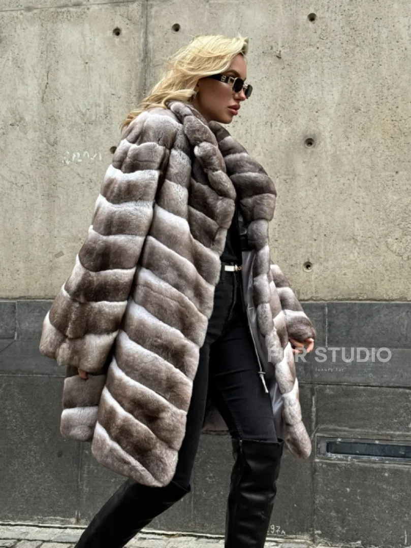 Женская серая шуба из элитного шиншиллового кролика (рекса) с английским воротником