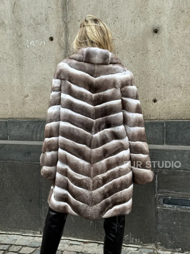 Женская серая шуба из элитного шиншиллового кролика (рекса) с английским воротником