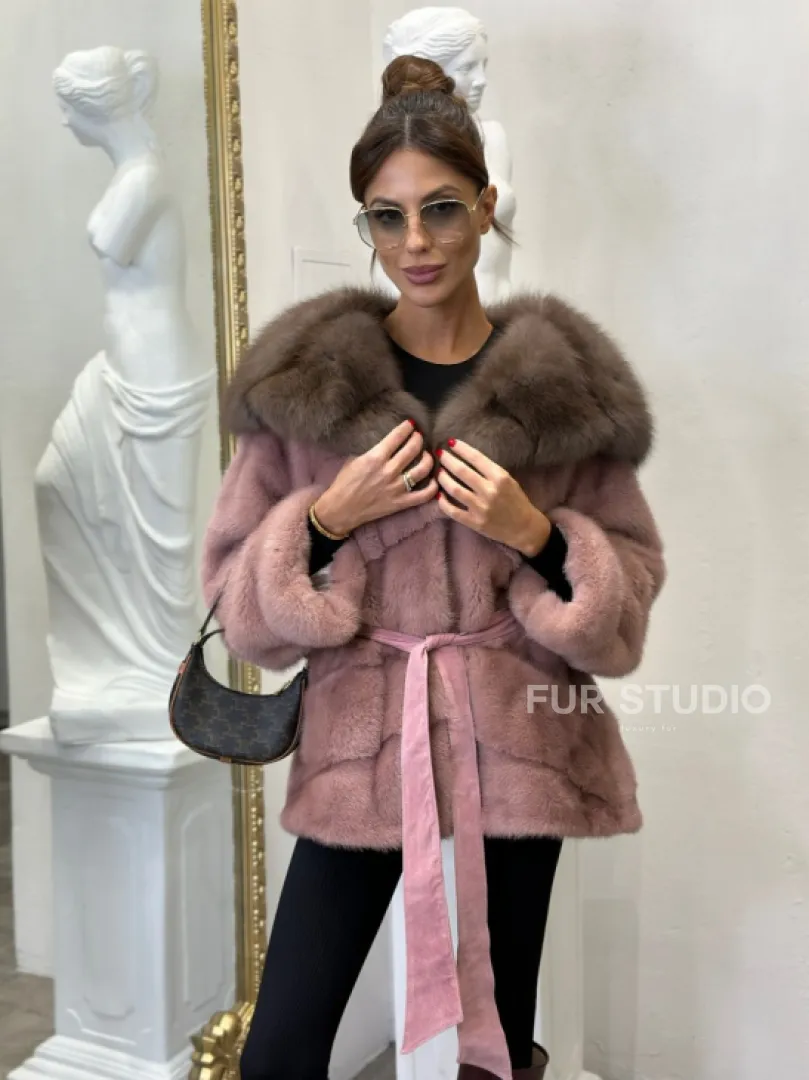 Норковое пончо с капюшоном из куницы в цвете пудра