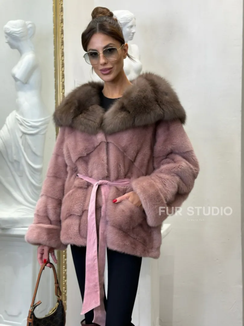 Норковое пончо с капюшоном из куницы в цвете пудра