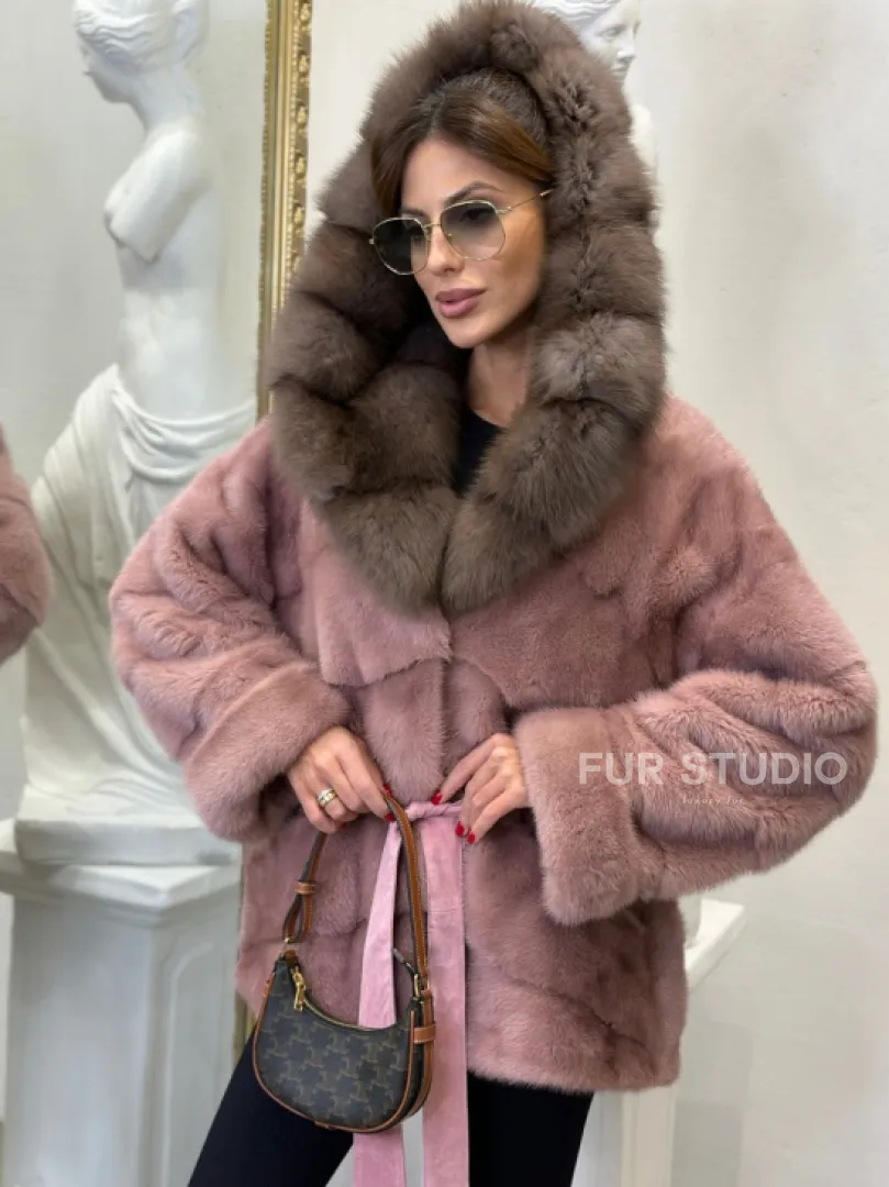 Норковое пончо с капюшоном из куницы в цвете пудра