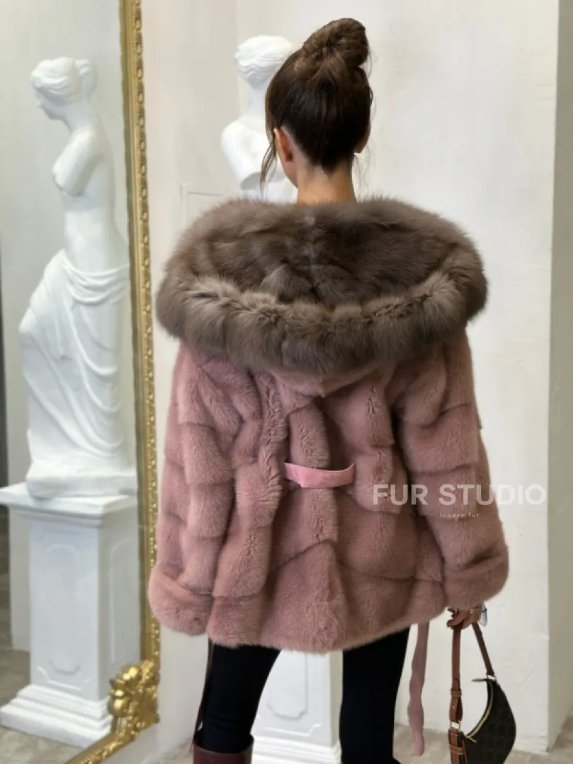 Норковое пончо с капюшоном из куницы в цвете пудра