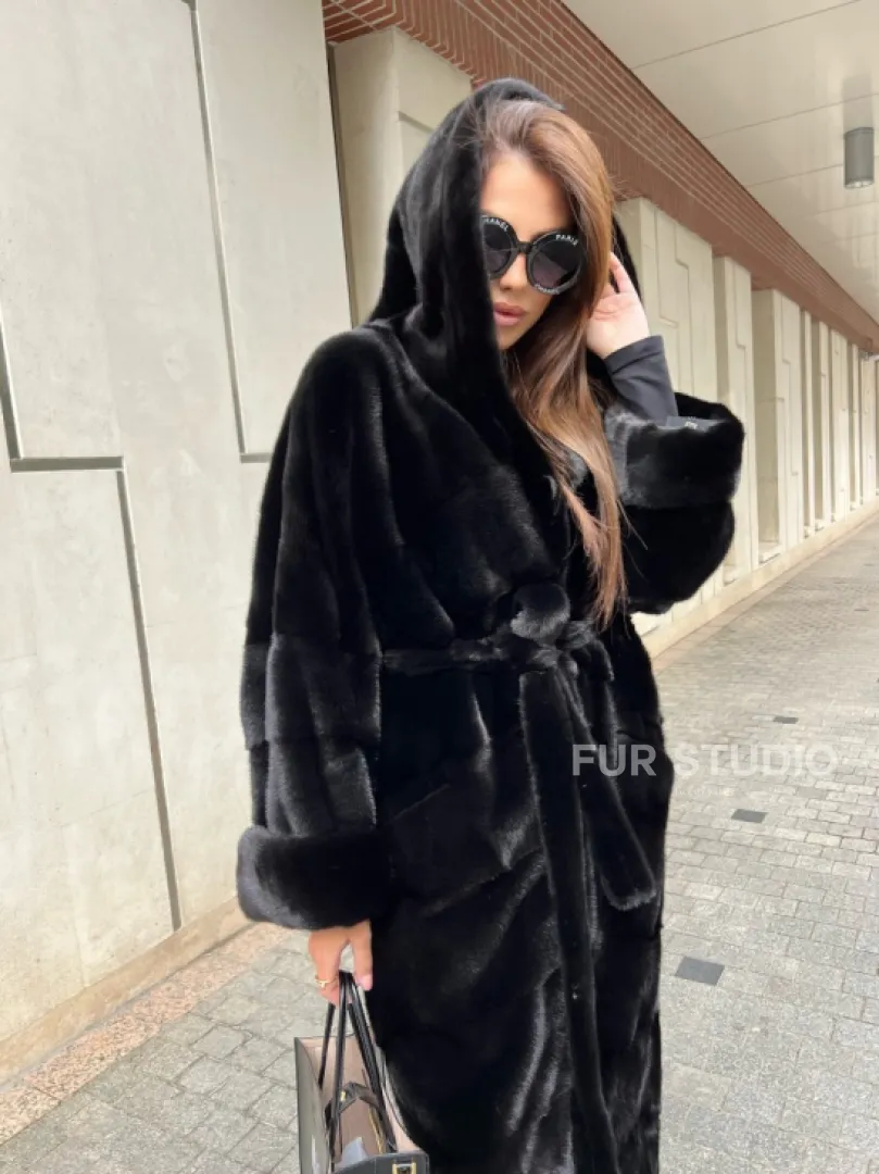 Шуба из норки Velvet с капюшоном в черном цвете