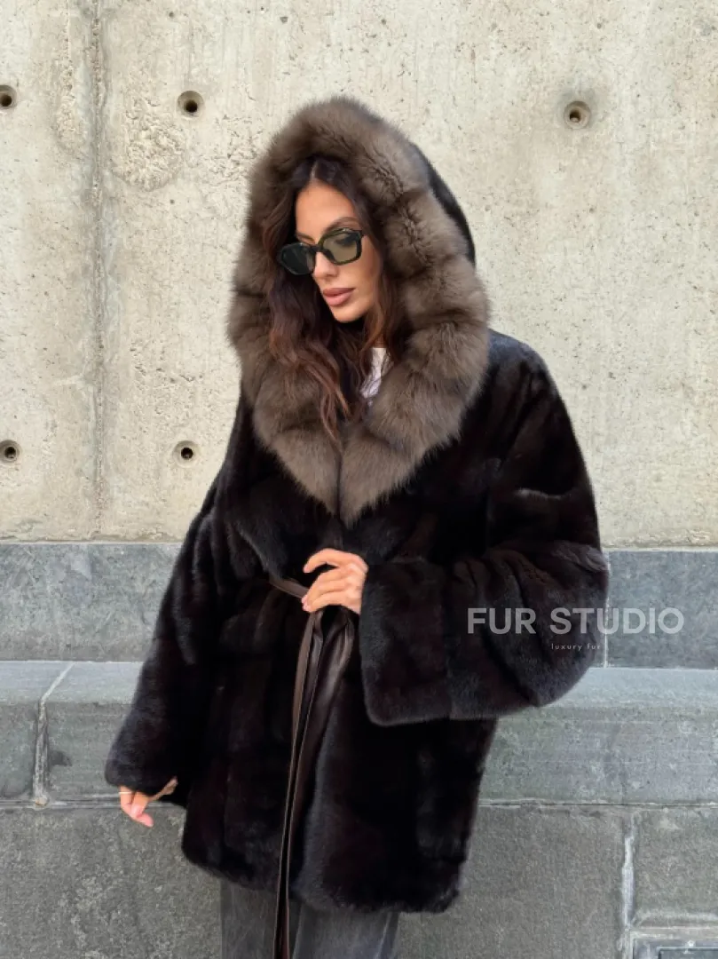 Норковый полушубок в натуральном цвете Brown с капюшоном из куницы