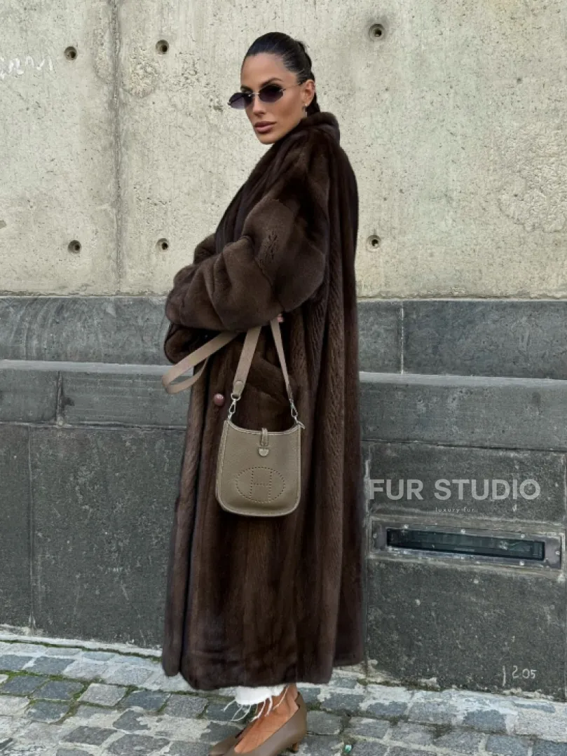 Роскошная шуба из аукционного меха норки SAGA FURS - цвет соболь