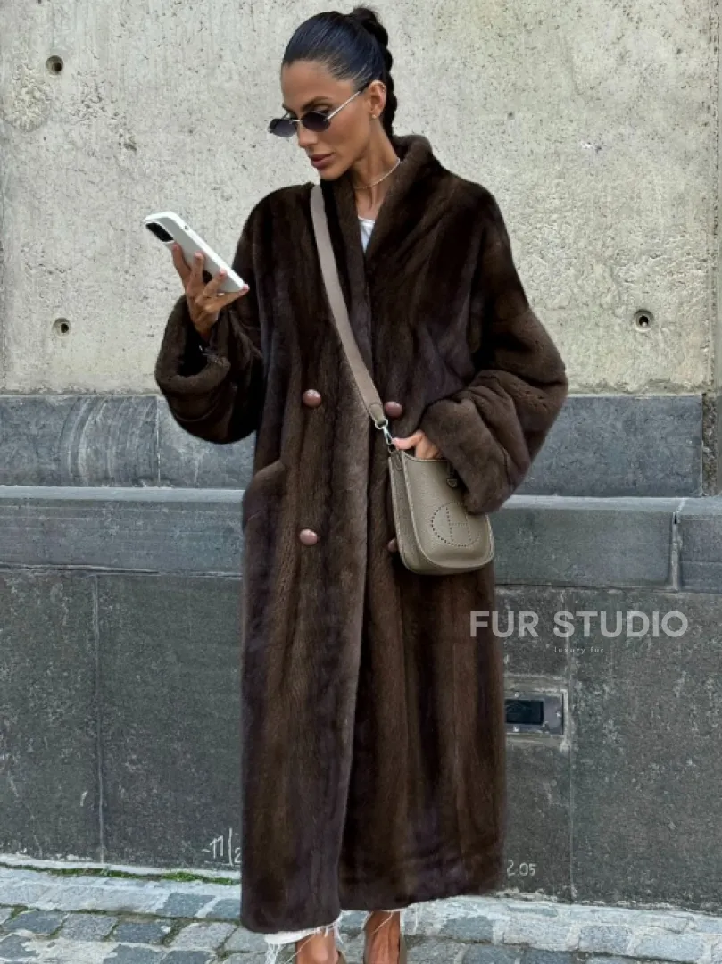 Роскошная шуба из аукционного меха норки SAGA FURS - цвет соболь