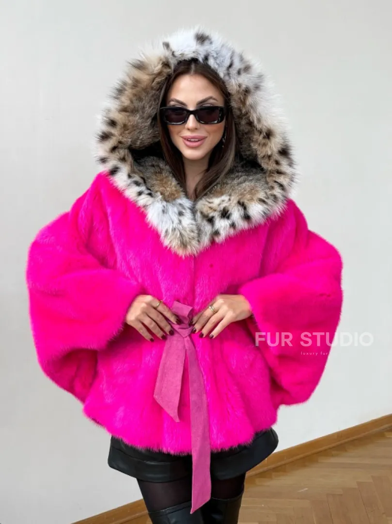 Пончо из плюшевой норки с капюшоном из меха рыси