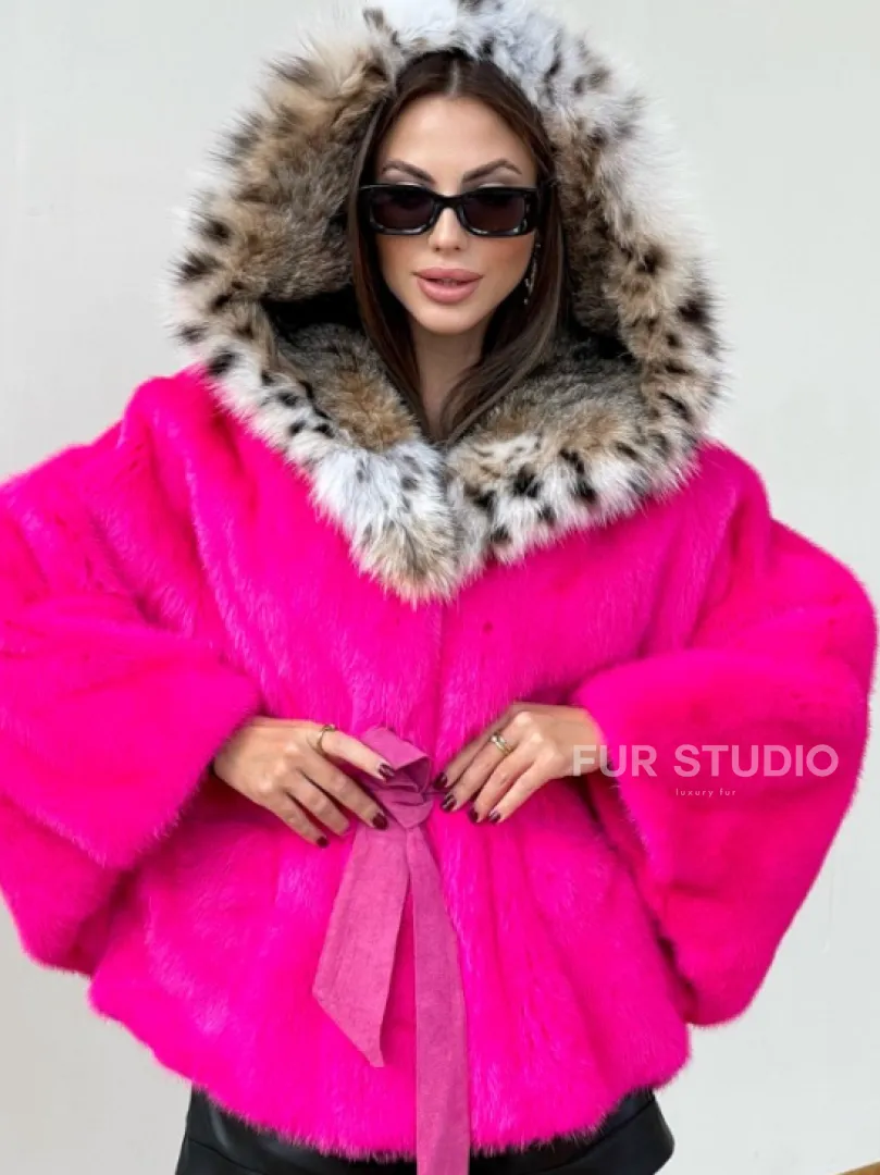 Пончо из плюшевой норки с капюшоном из меха рыси