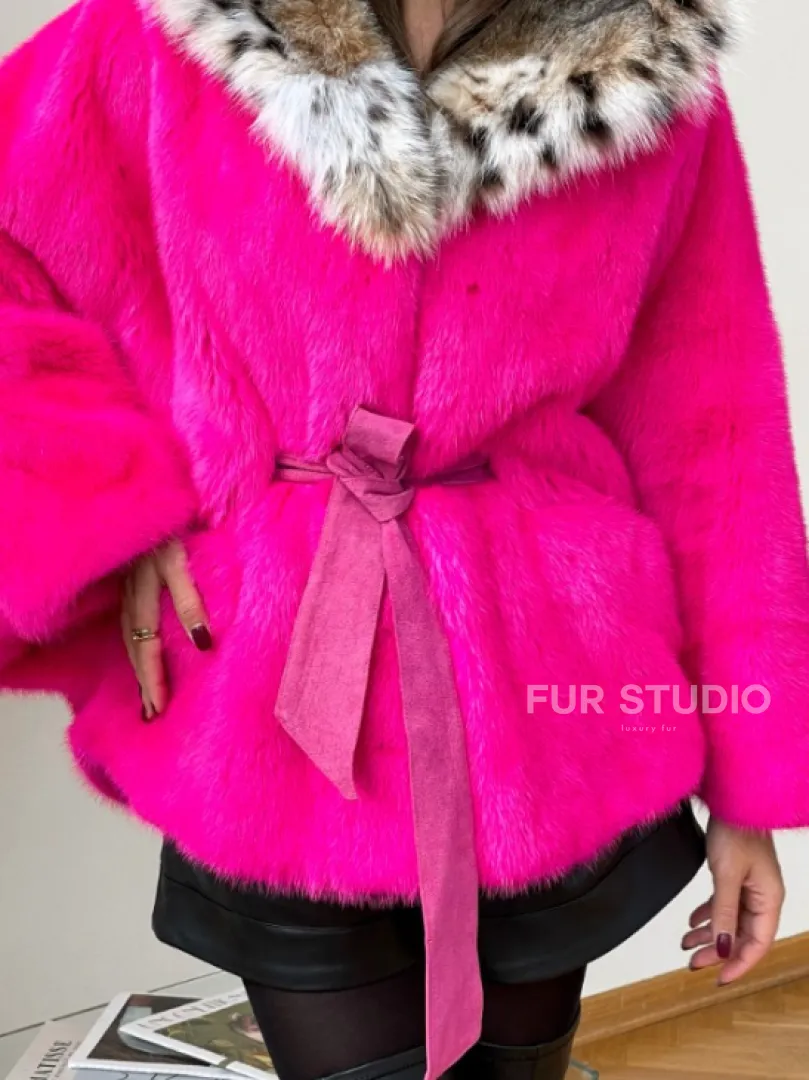 Пончо из плюшевой норки с капюшоном из меха рыси