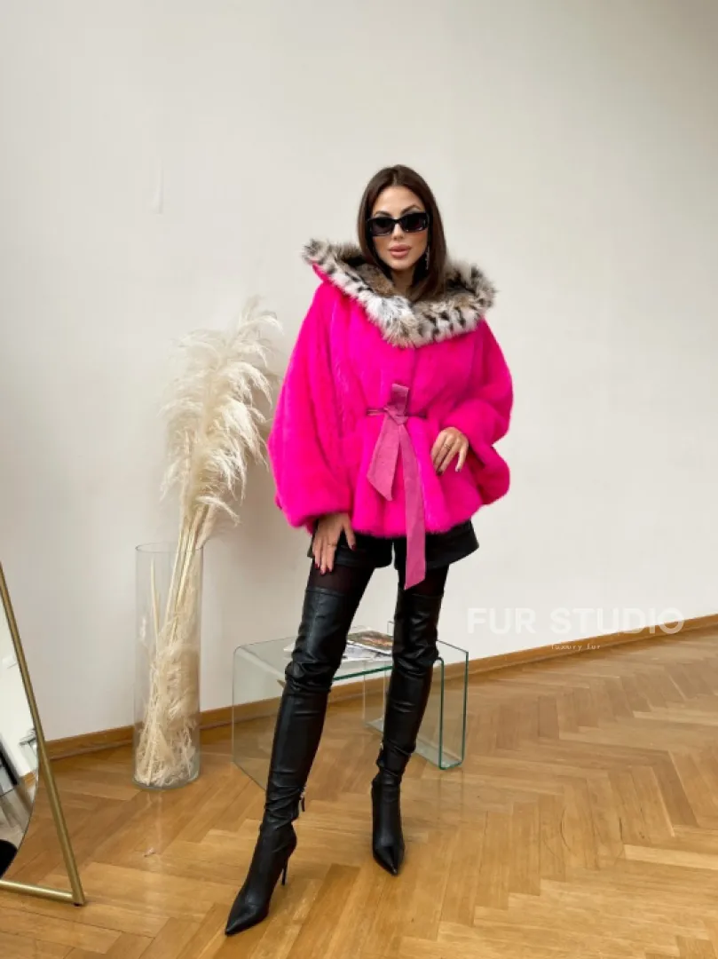 Пончо из плюшевой норки с капюшоном из меха рыси