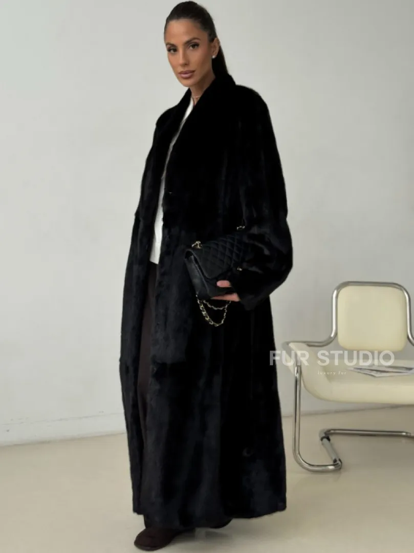 Длинная черная норковая шуба