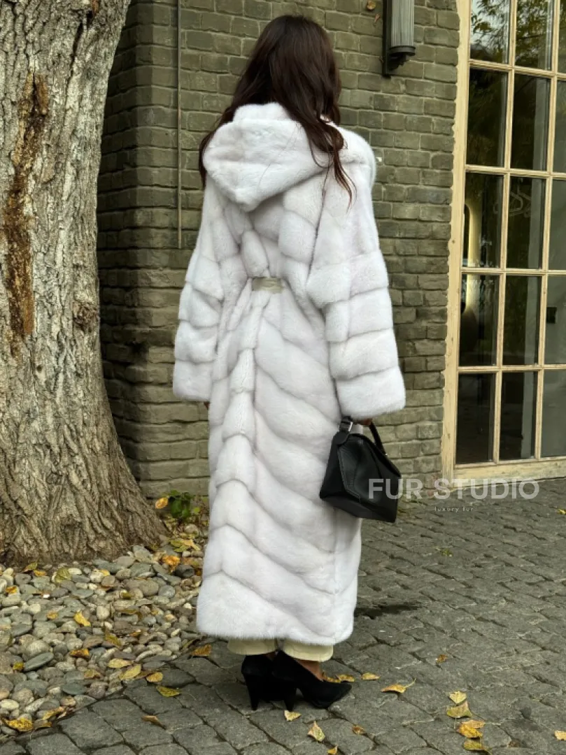 Белая норковая шуба с капюшоном