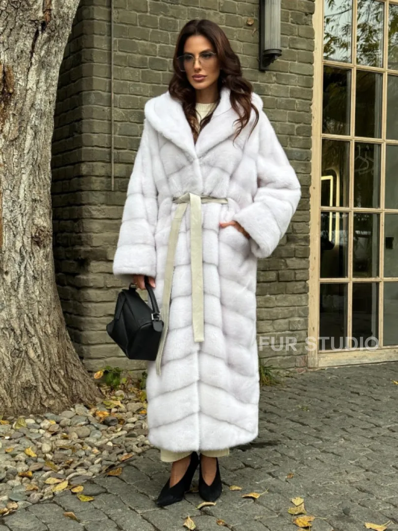 Белая норковая шуба с капюшоном