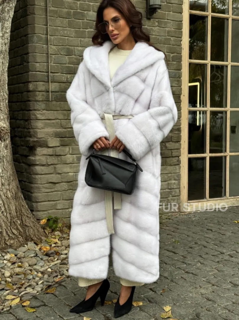 Белая норковая шуба с капюшоном