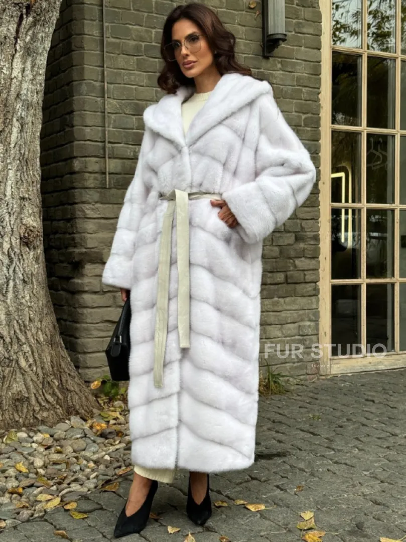 Белая норковая шуба с капюшоном