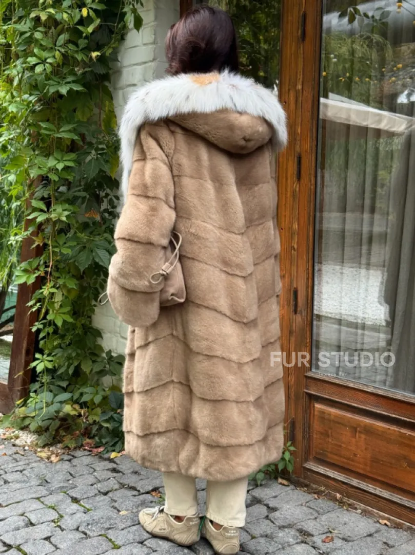 Бежевая норковая шуба с капюшоном рысь