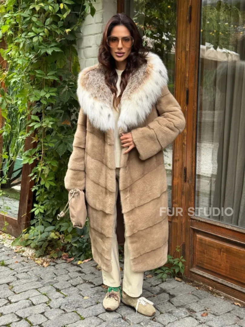 Бежевая норковая шуба с капюшоном рысь