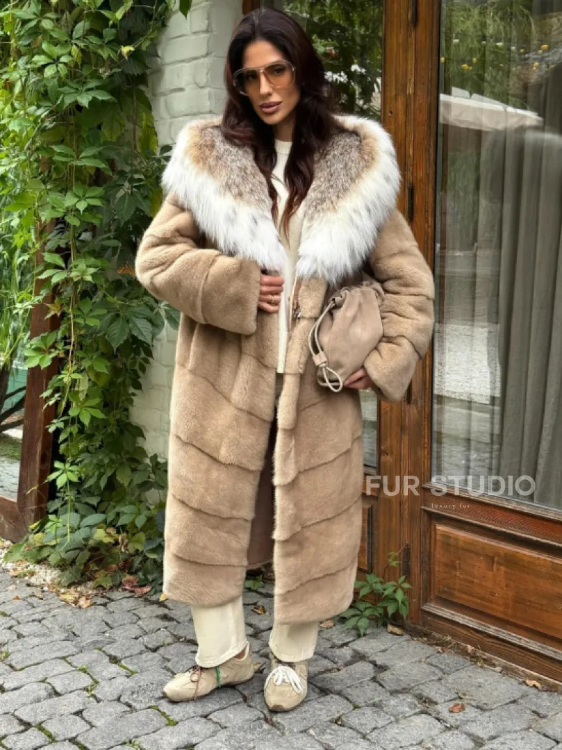 Бежевая норковая шуба с капюшоном рысь