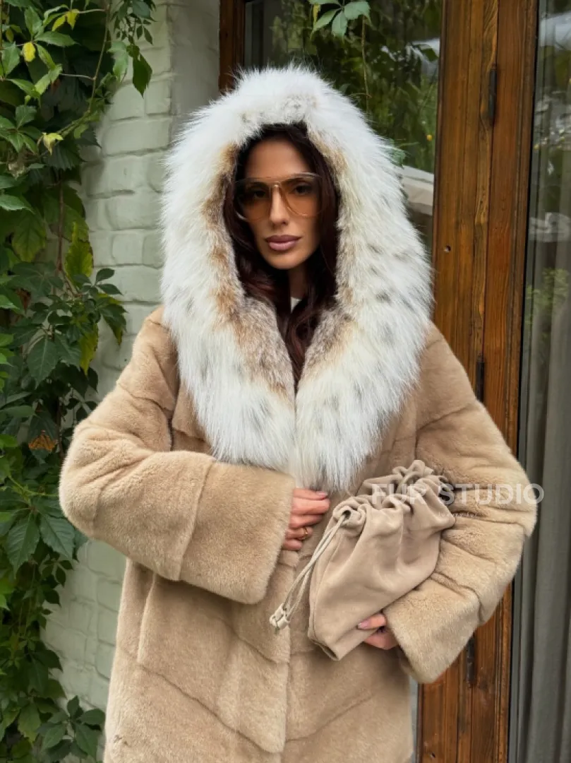 Бежевая норковая шуба с капюшоном рысь
