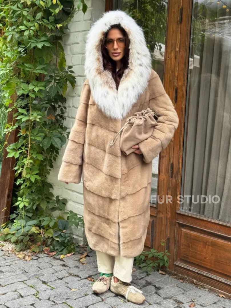Бежевая норковая шуба с капюшоном рысь