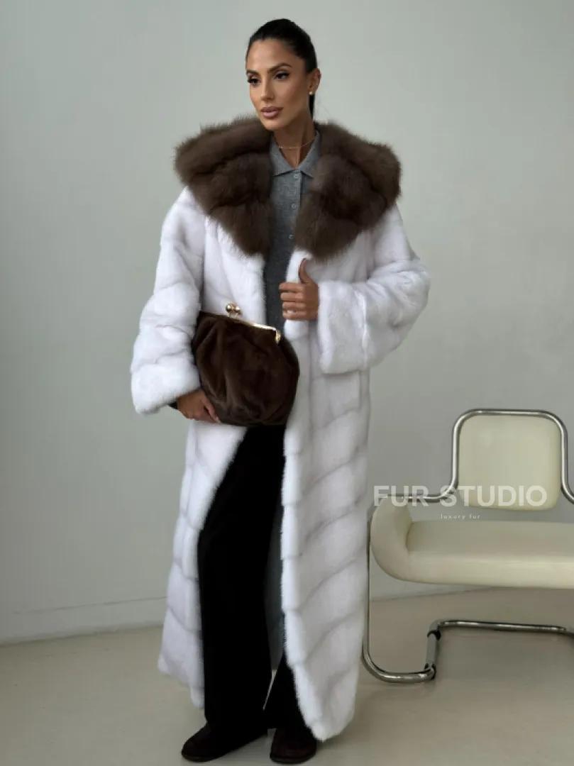 Белая норковая шуба с куницей капюшон