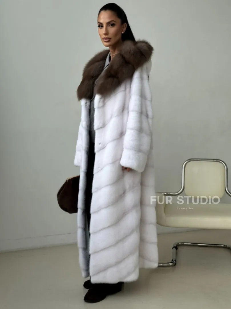 Белая норковая шуба с куницей капюшон