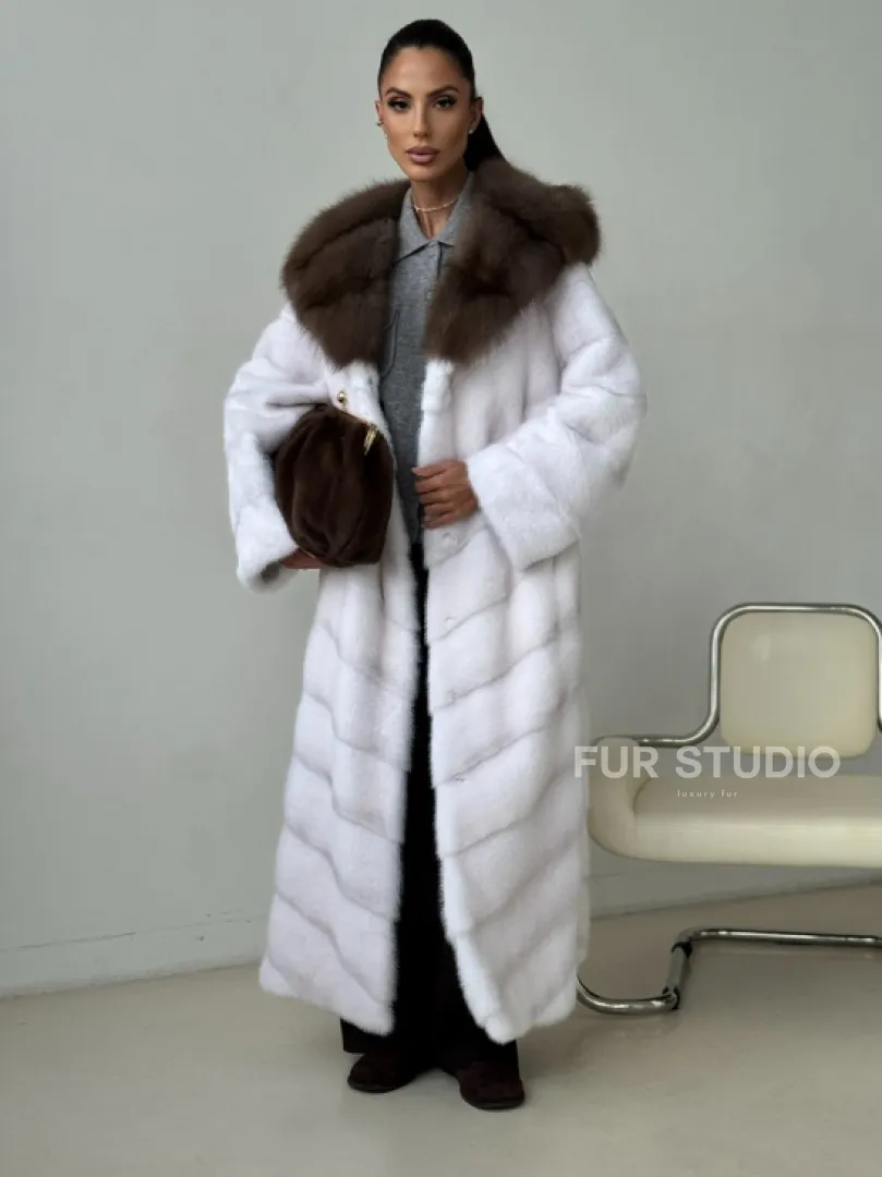Белая норковая шуба с куницей капюшон