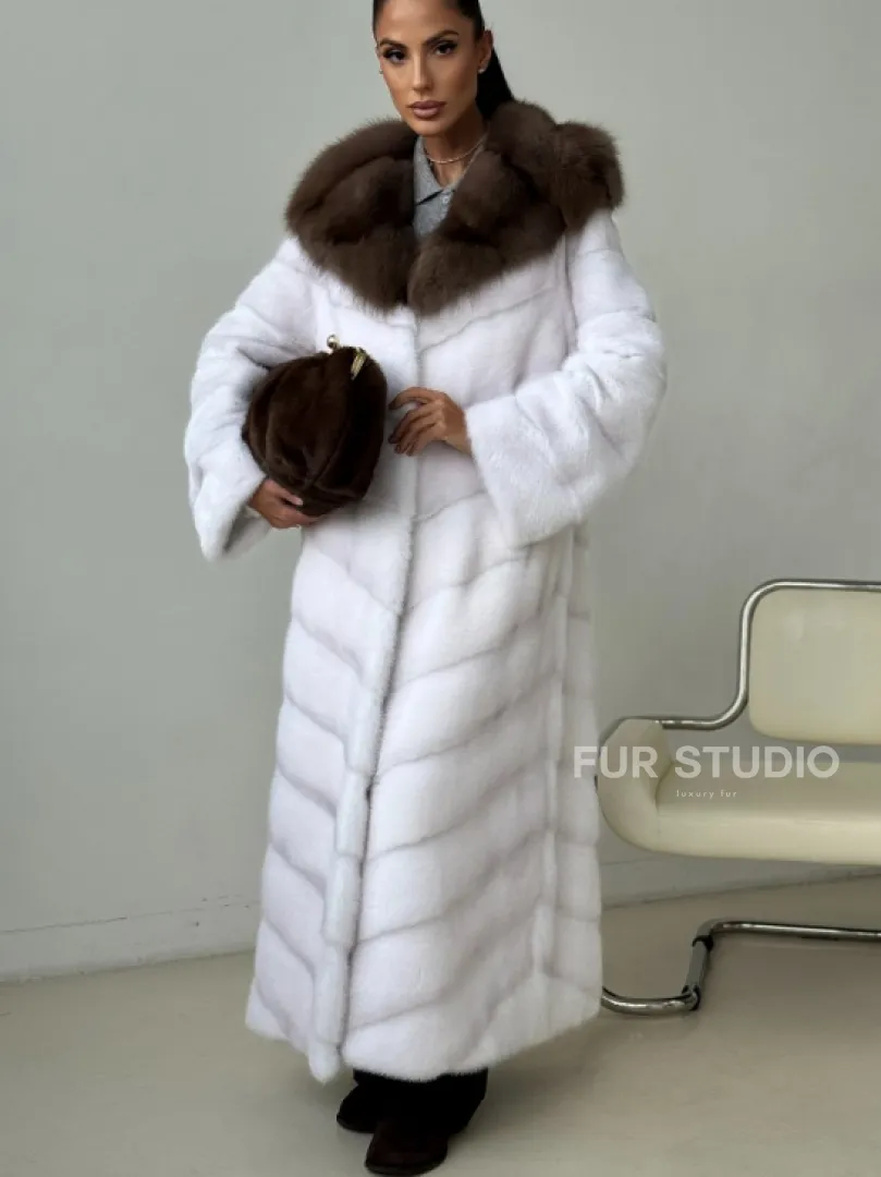 Белая норковая шуба с куницей капюшон