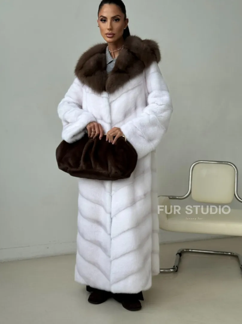 Белая норковая шуба с куницей капюшон