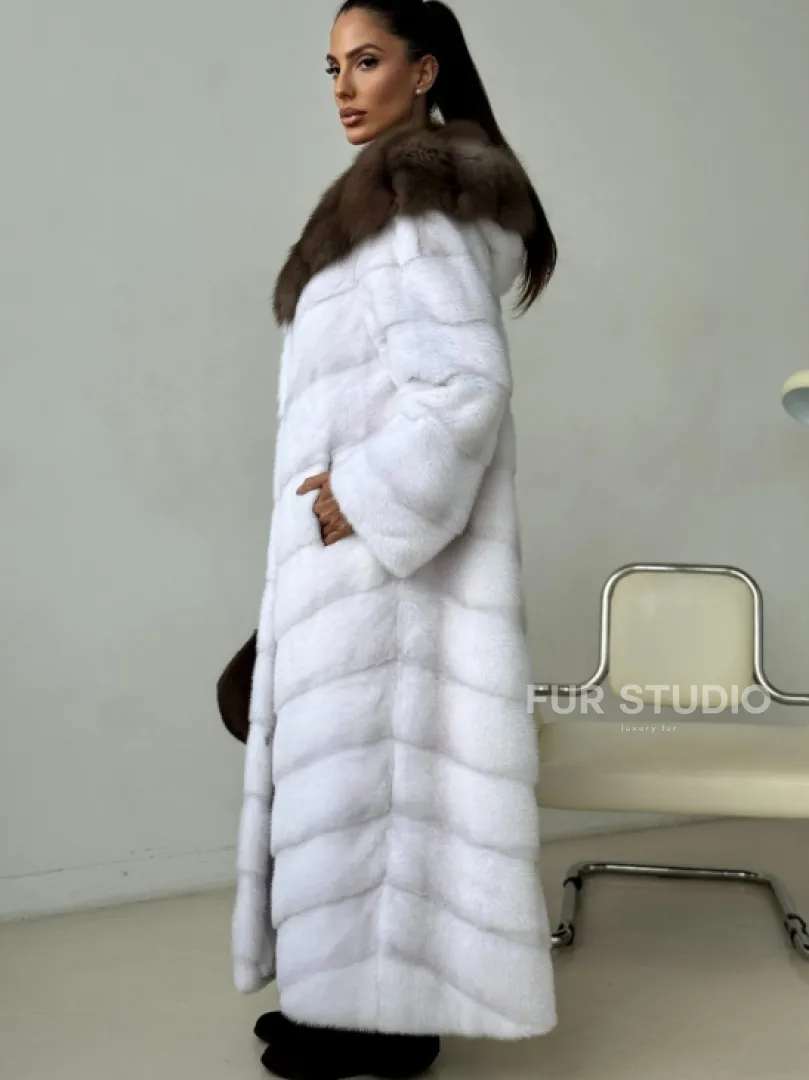 Белая норковая шуба с куницей капюшон