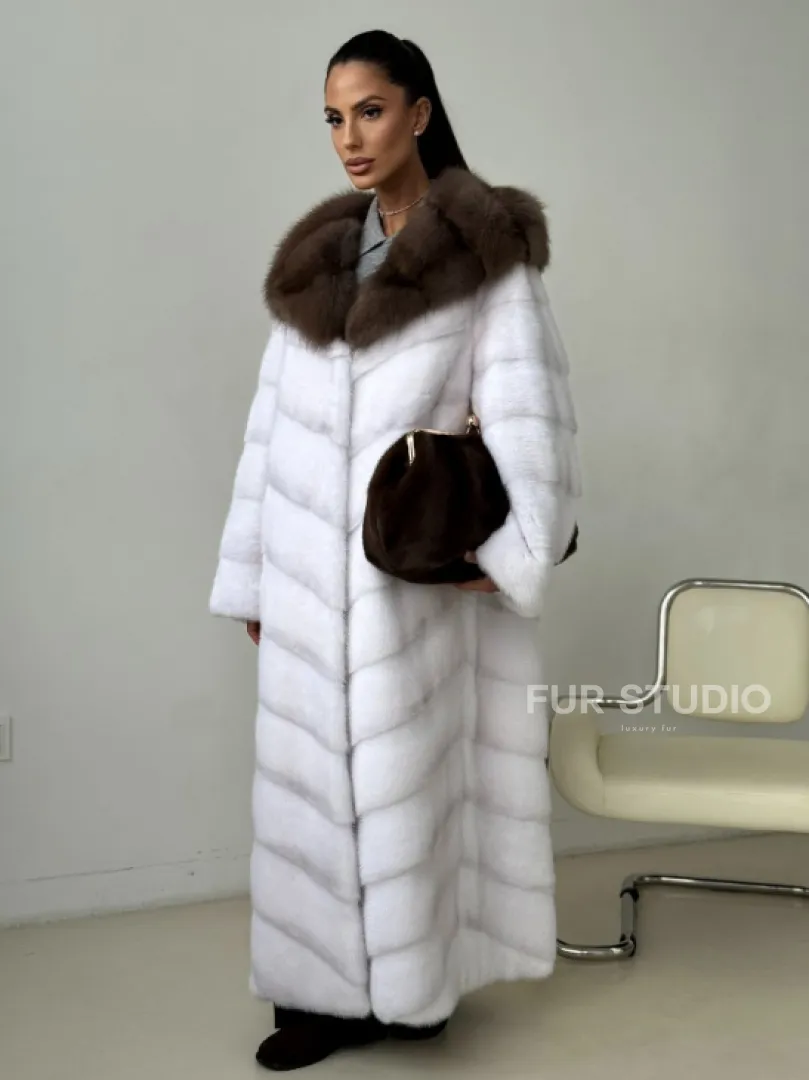 Белая норковая шуба с куницей капюшон