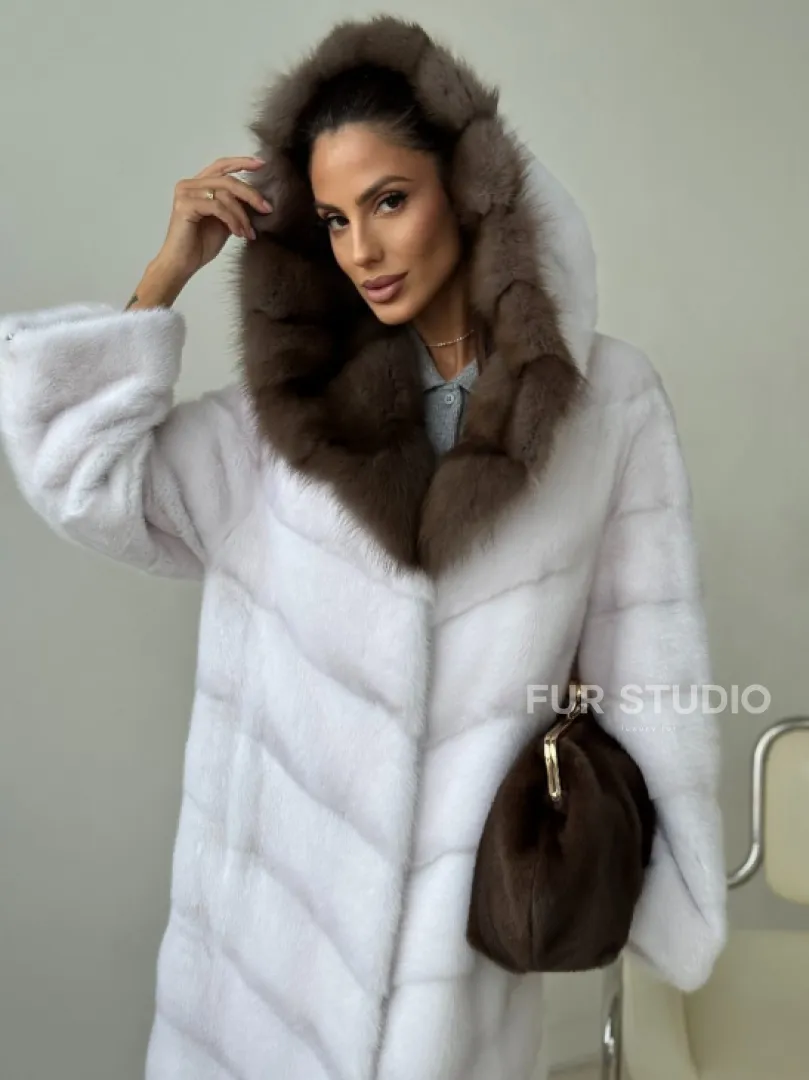 Белая норковая шуба с куницей капюшон